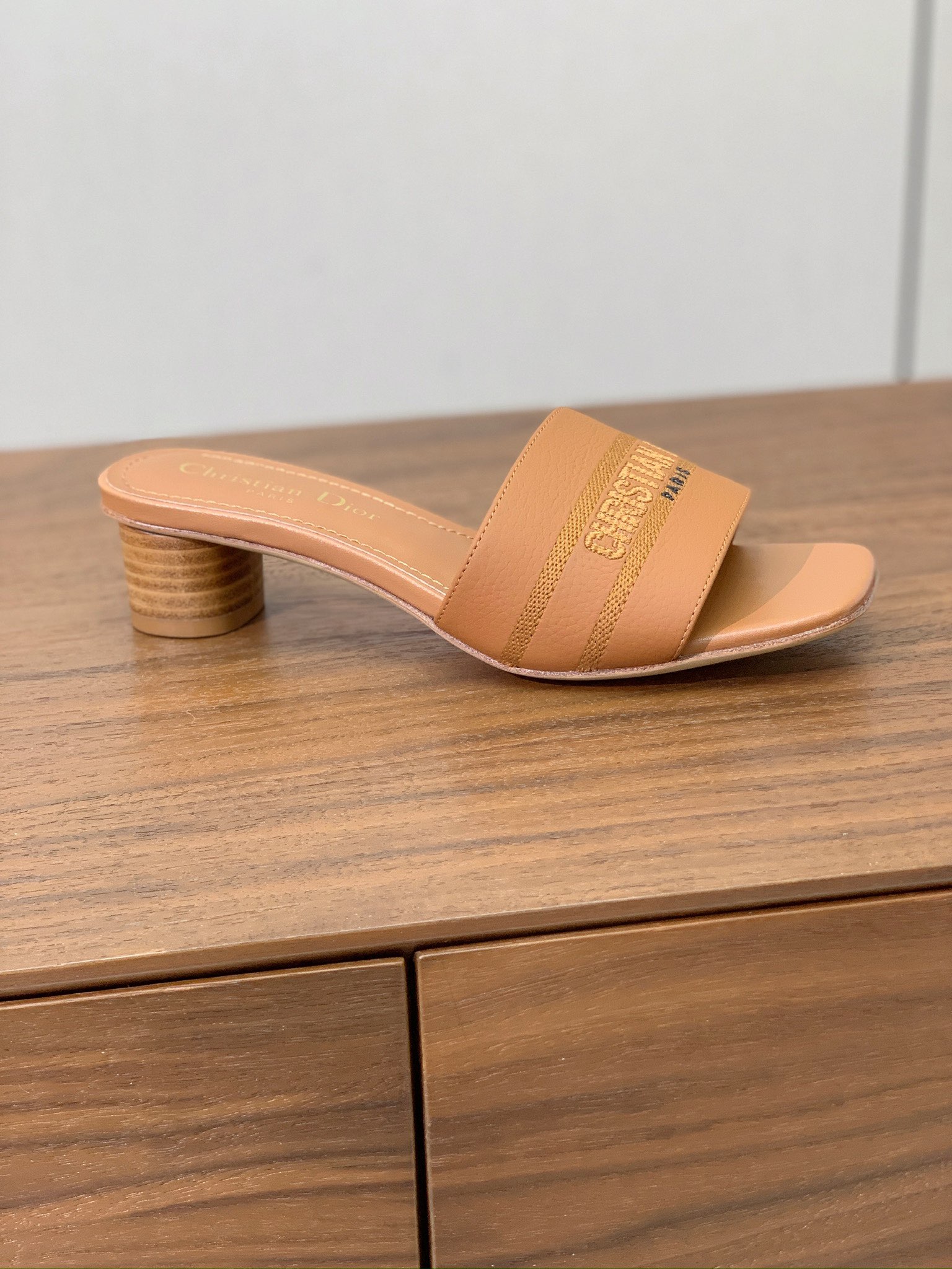 【 D*or】刺绣拖鞋系列。小清新风带点贵气的感觉。无论各种配件材质，都是独家一比一定制。材质：鞋面牛皮