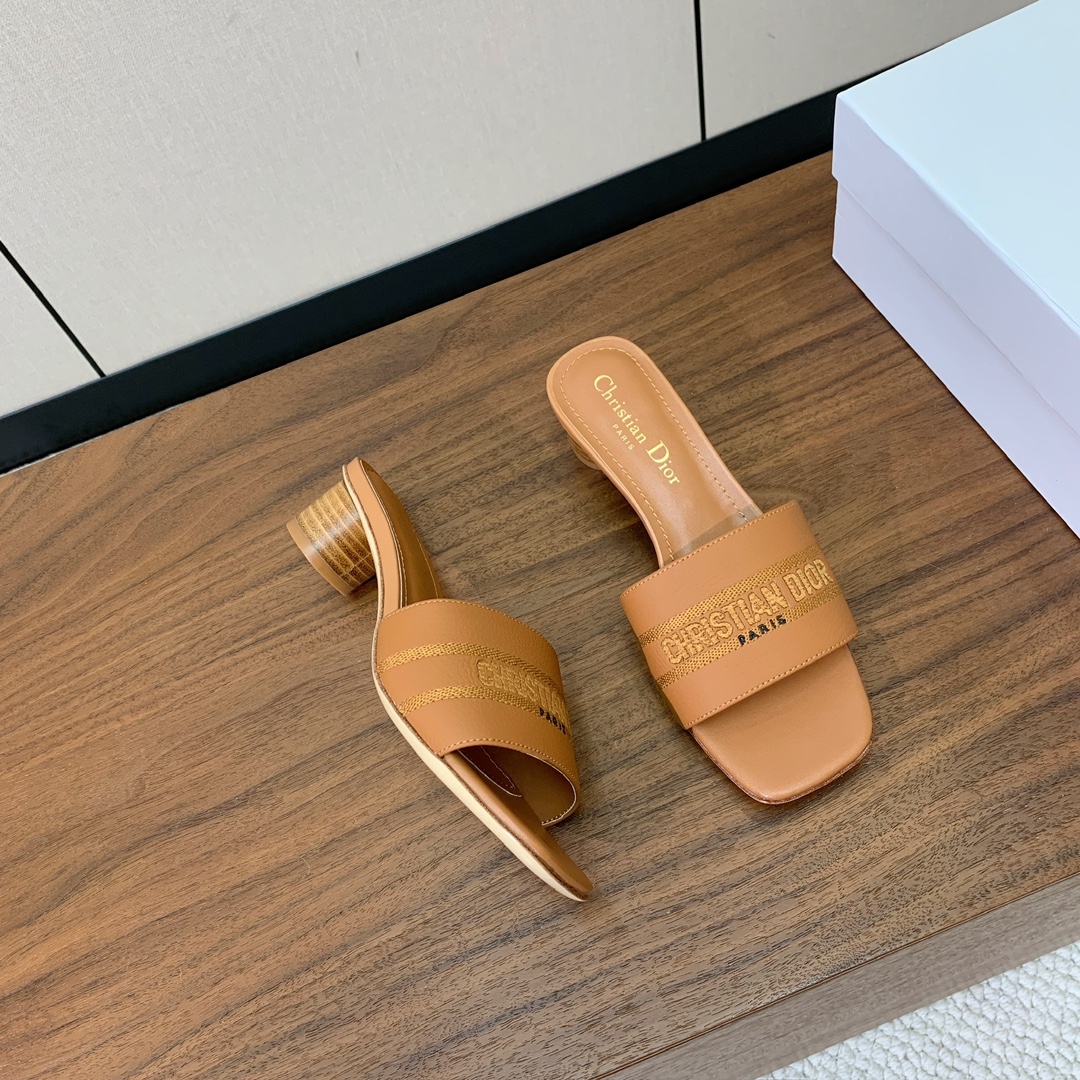 【 D*or】刺绣拖鞋系列。小清新风带点贵气的感觉。无论各种配件材质，都是独家一比一定制。材质：鞋面牛皮