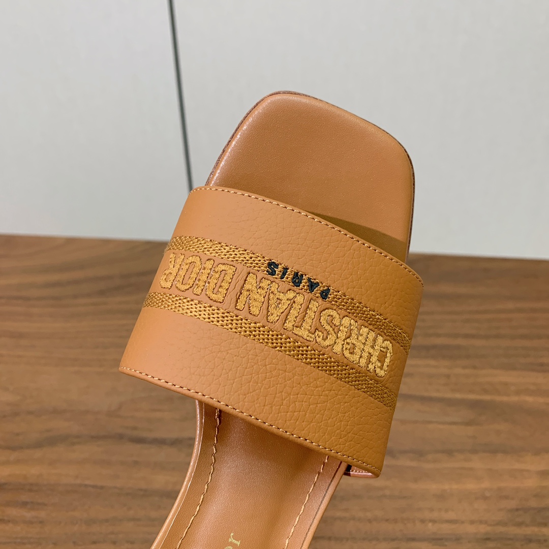 【 D*or】刺绣拖鞋系列。小清新风带点贵气的感觉。无论各种配件材质，都是独家一比一定制。材质：鞋面牛皮