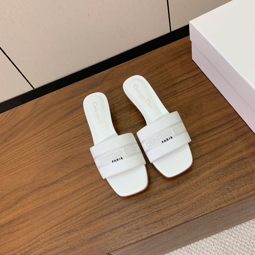 【 D*or】刺绣拖鞋系列。小清新风带点贵气的感觉。无论各种配件材质，都是独家一比一定制。材质：鞋面牛皮