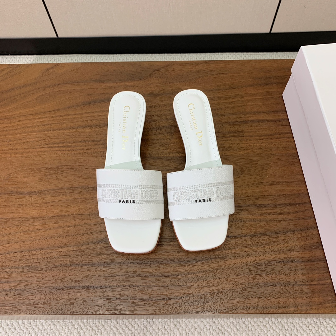 【 D*or】刺绣拖鞋系列。小清新风带点贵气的感觉。无论各种配件材质，都是独家一比一定制。材质：鞋面牛皮