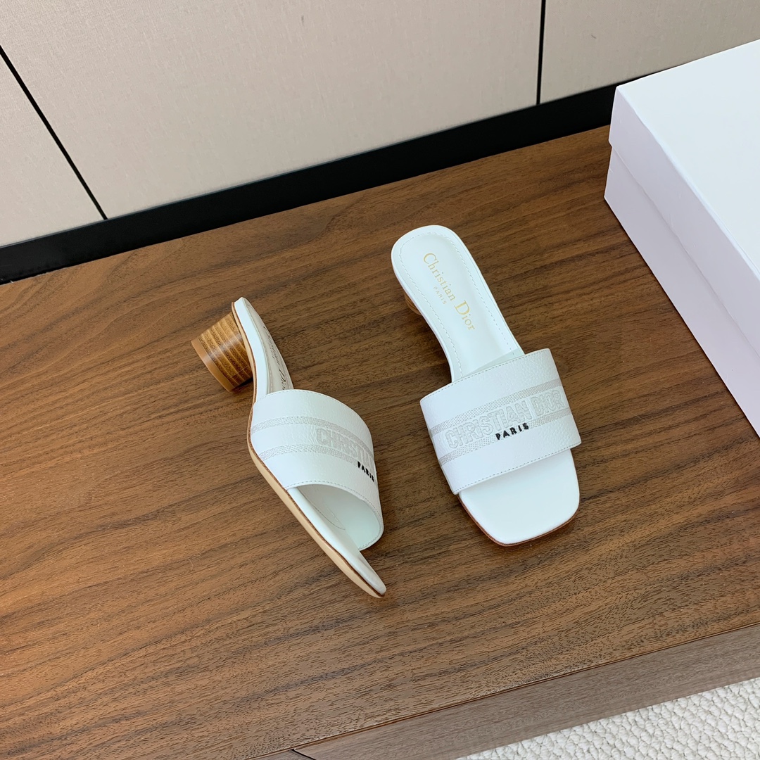 【 D*or】刺绣拖鞋系列。小清新风带点贵气的感觉。无论各种配件材质，都是独家一比一定制。材质：鞋面牛皮