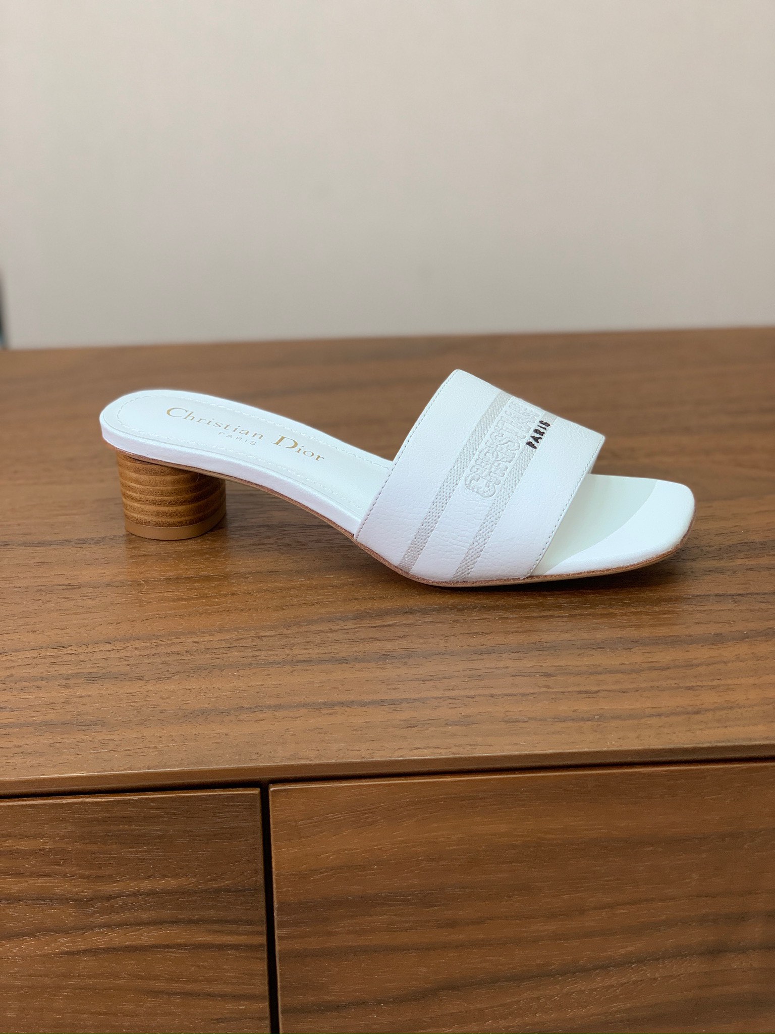 【 D*or】刺绣拖鞋系列。小清新风带点贵气的感觉。无论各种配件材质，都是独家一比一定制。材质：鞋面牛皮