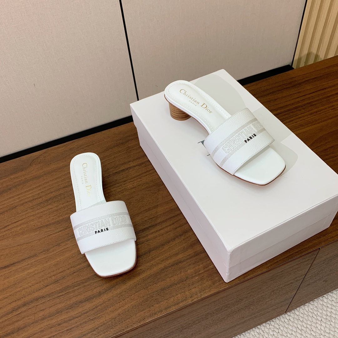 【 D*or】刺绣拖鞋系列。小清新风带点贵气的感觉。无论各种配件材质，都是独家一比一定制。材质：鞋面牛皮