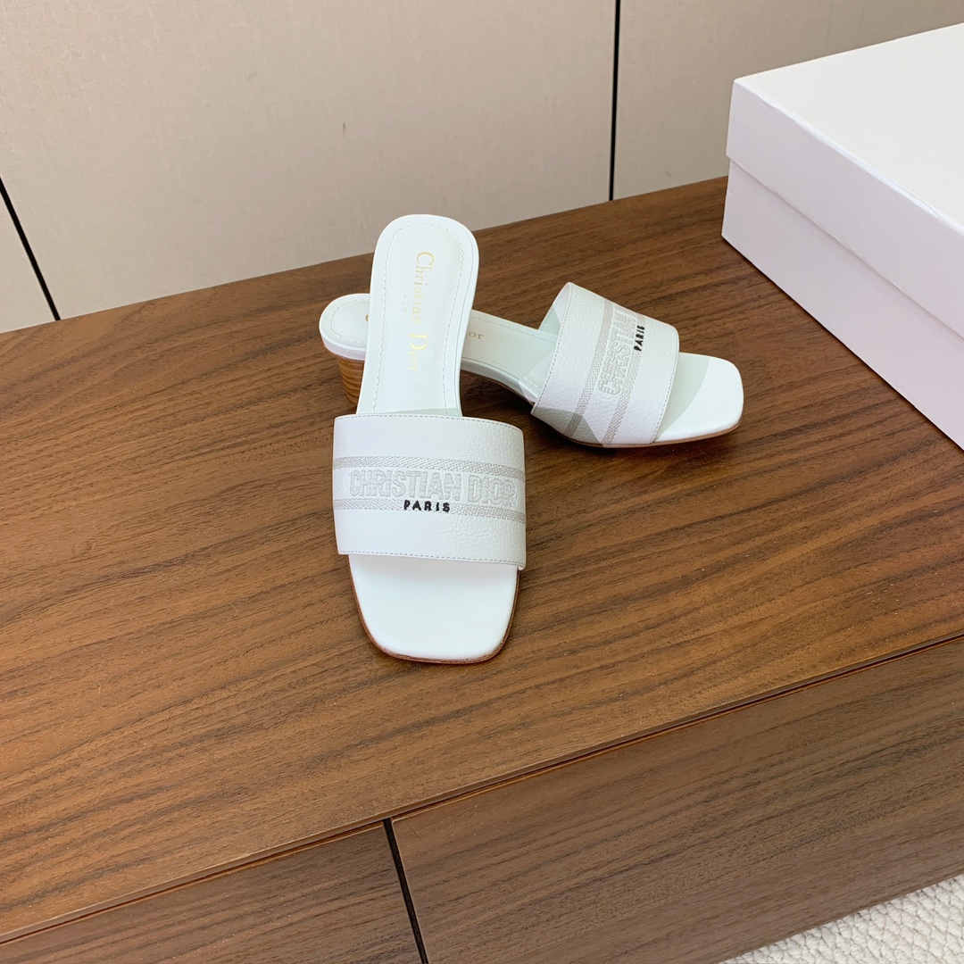 【 D*or】刺绣拖鞋系列。小清新风带点贵气的感觉。无论各种配件材质，都是独家一比一定制。材质：鞋面牛皮