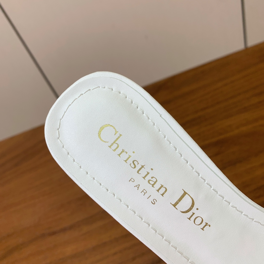 【 D*or】刺绣拖鞋系列。小清新风带点贵气的感觉。无论各种配件材质，都是独家一比一定制。材质：鞋面牛皮