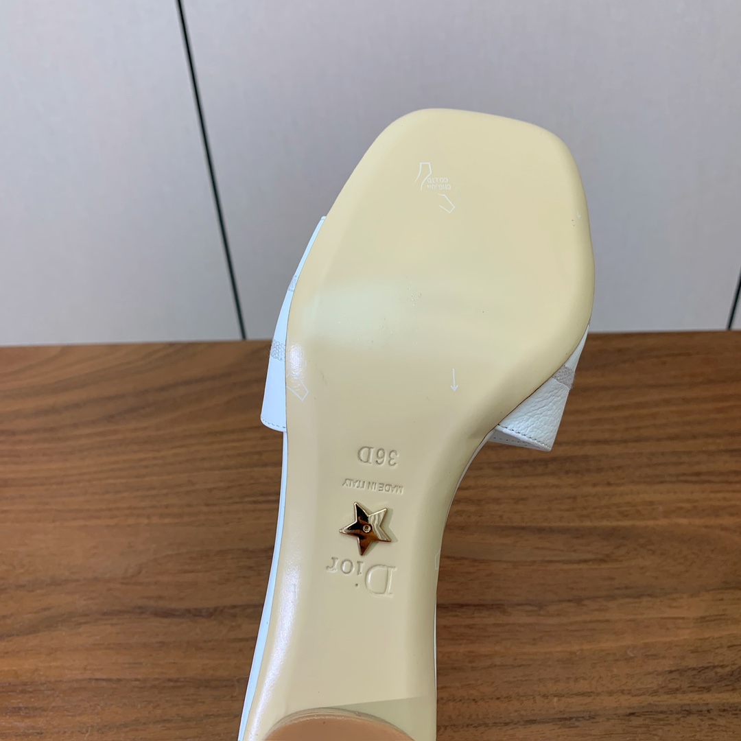 【 D*or】刺绣拖鞋系列。小清新风带点贵气的感觉。无论各种配件材质，都是独家一比一定制。材质：鞋面牛皮