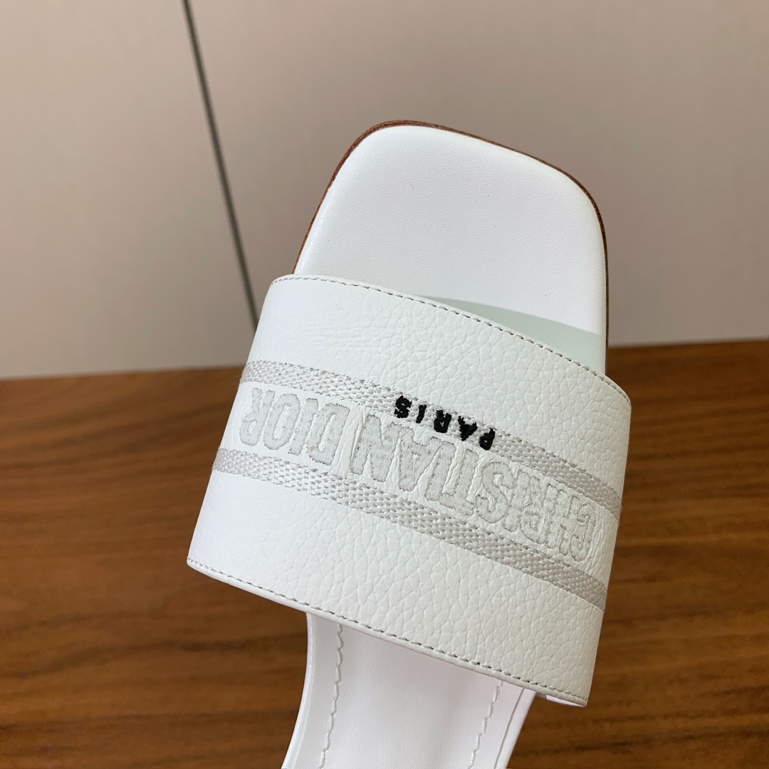 【 D*or】刺绣拖鞋系列。小清新风带点贵气的感觉。无论各种配件材质，都是独家一比一定制。材质：鞋面牛皮