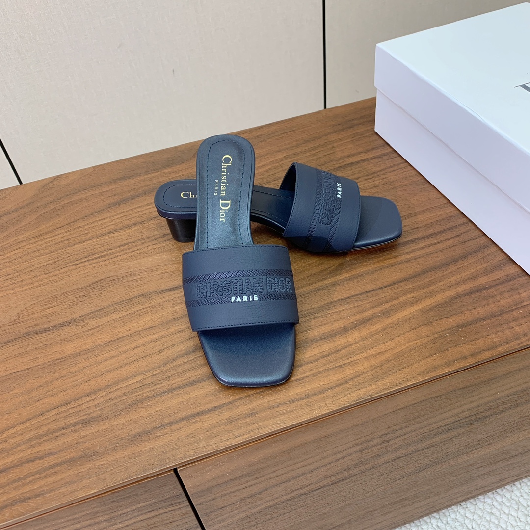 【 D*or】刺绣拖鞋系列。小清新风带点贵气的感觉。无论各种配件材质，都是独家一比一定制。材质：鞋面牛皮