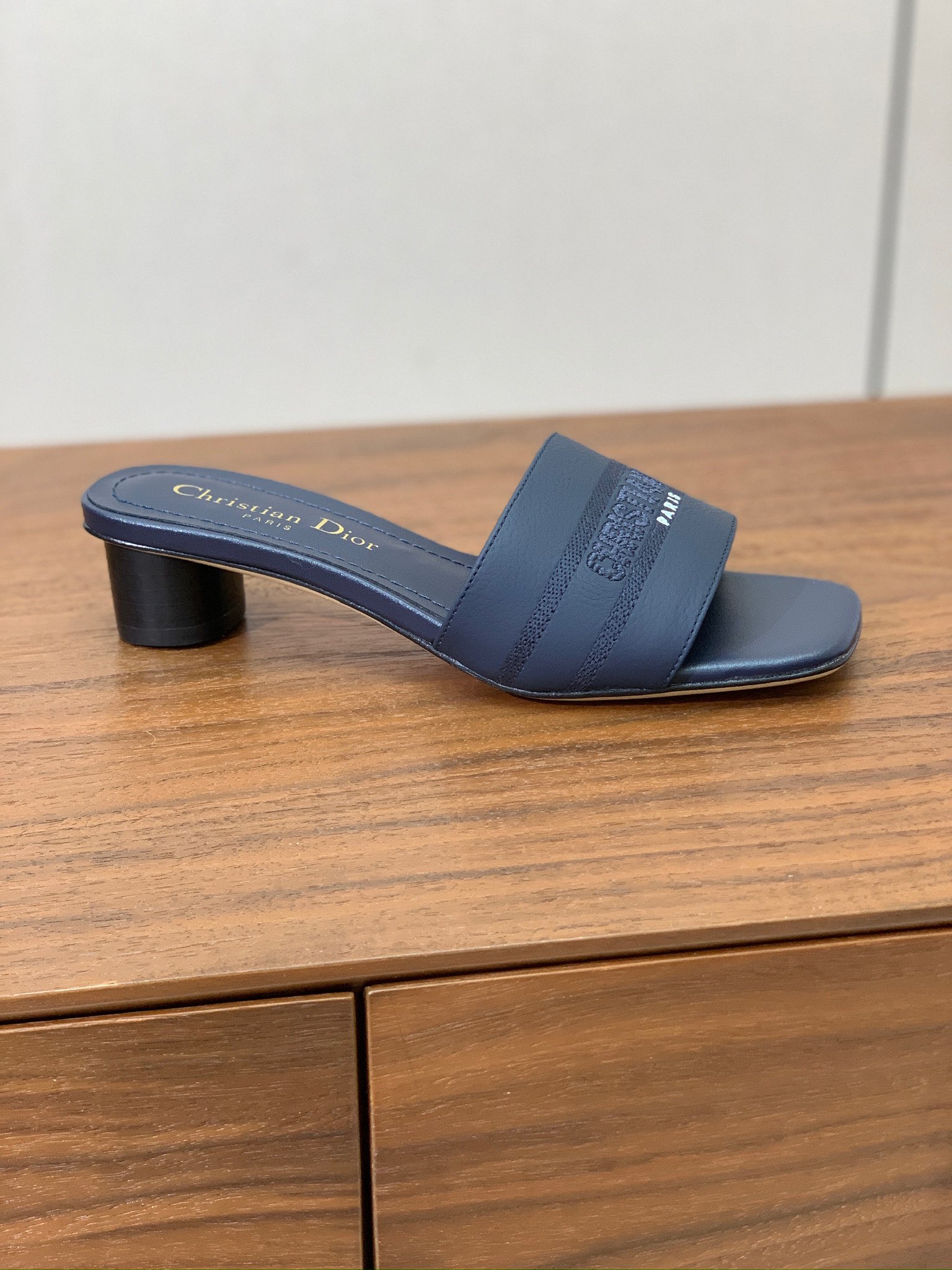 【 D*or】刺绣拖鞋系列。小清新风带点贵气的感觉。无论各种配件材质，都是独家一比一定制。材质：鞋面牛皮