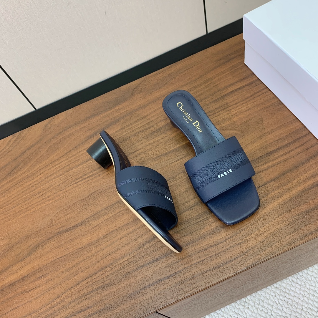 【 D*or】刺绣拖鞋系列。小清新风带点贵气的感觉。无论各种配件材质，都是独家一比一定制。材质：鞋面牛皮