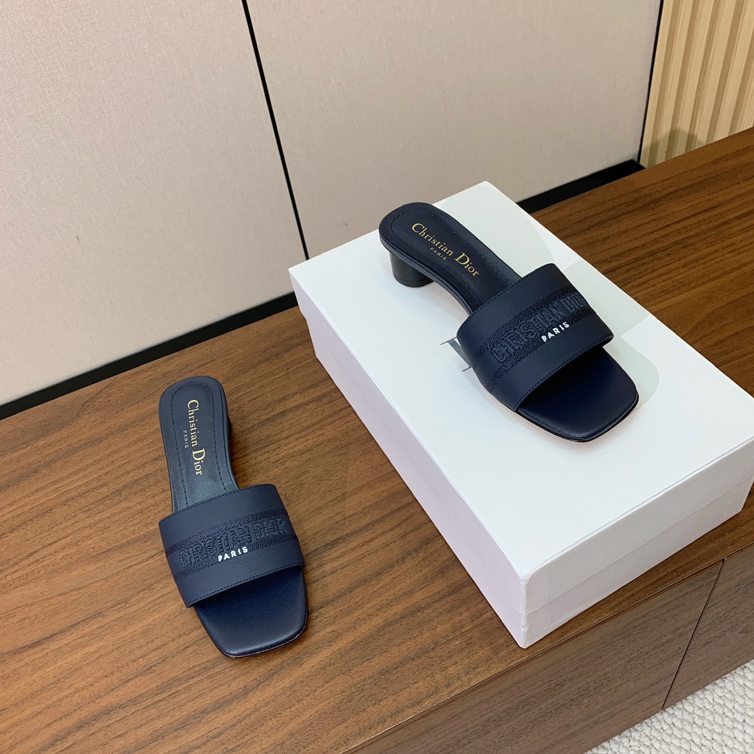 【 D*or】刺绣拖鞋系列。小清新风带点贵气的感觉。无论各种配件材质，都是独家一比一定制。材质：鞋面牛皮