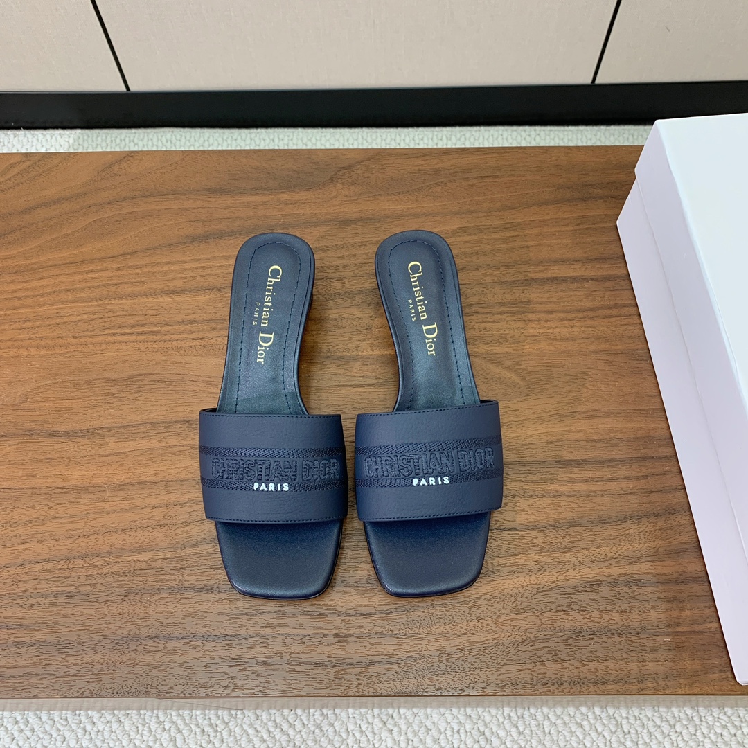 【 D*or】刺绣拖鞋系列。小清新风带点贵气的感觉。无论各种配件材质，都是独家一比一定制。材质：鞋面牛皮