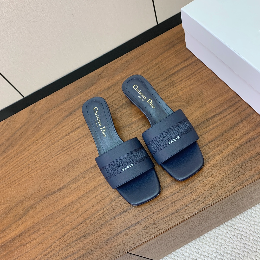 【 D*or】刺绣拖鞋系列。小清新风带点贵气的感觉。无论各种配件材质，都是独家一比一定制。材质：鞋面牛皮