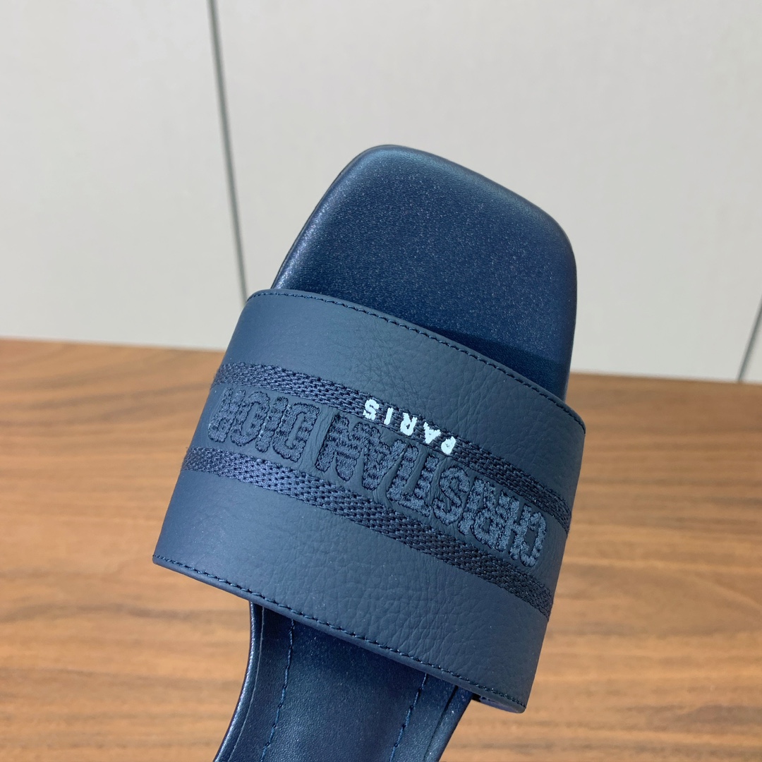 【 D*or】刺绣拖鞋系列。小清新风带点贵气的感觉。无论各种配件材质，都是独家一比一定制。材质：鞋面牛皮