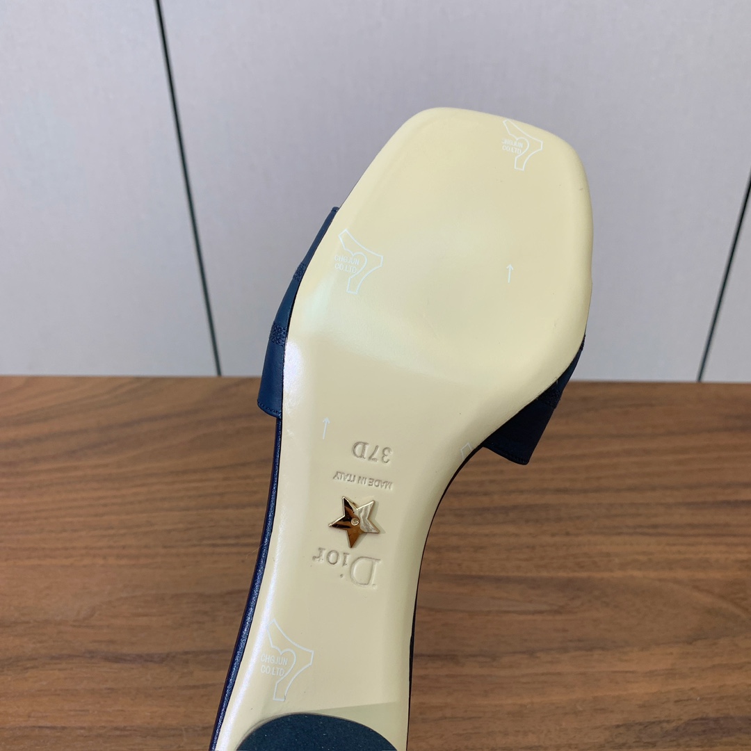 【 D*or】刺绣拖鞋系列。小清新风带点贵气的感觉。无论各种配件材质，都是独家一比一定制。材质：鞋面牛皮