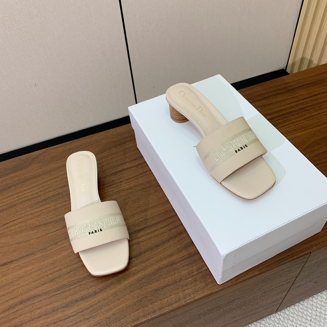 【 D*or】刺绣拖鞋系列。小清新风带点贵气的感觉。无论各种配件材质，都是独家一比一定制。材质：鞋面牛皮