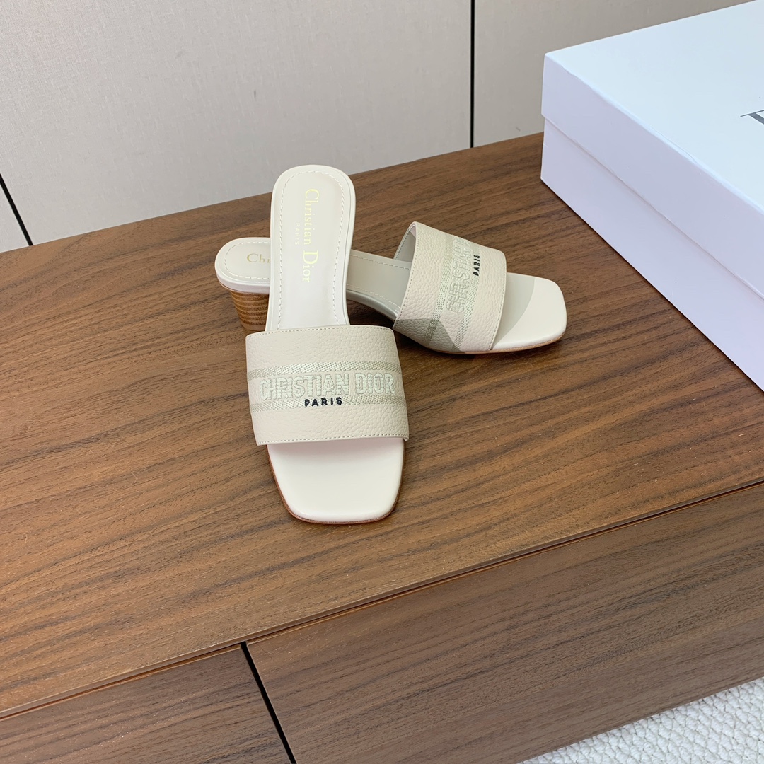 【 D*or】刺绣拖鞋系列。小清新风带点贵气的感觉。无论各种配件材质，都是独家一比一定制。材质：鞋面牛皮