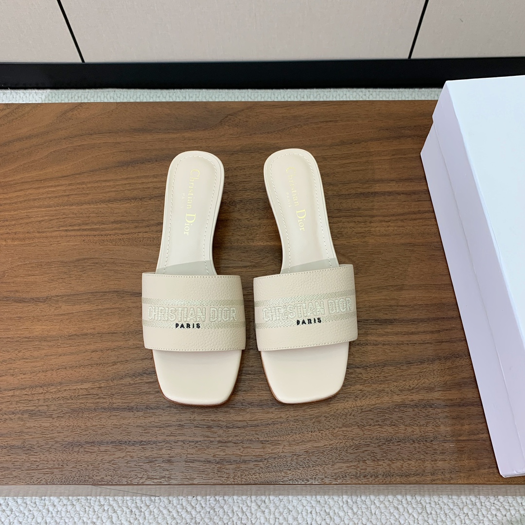 【 D*or】刺绣拖鞋系列。小清新风带点贵气的感觉。无论各种配件材质，都是独家一比一定制。材质：鞋面牛皮