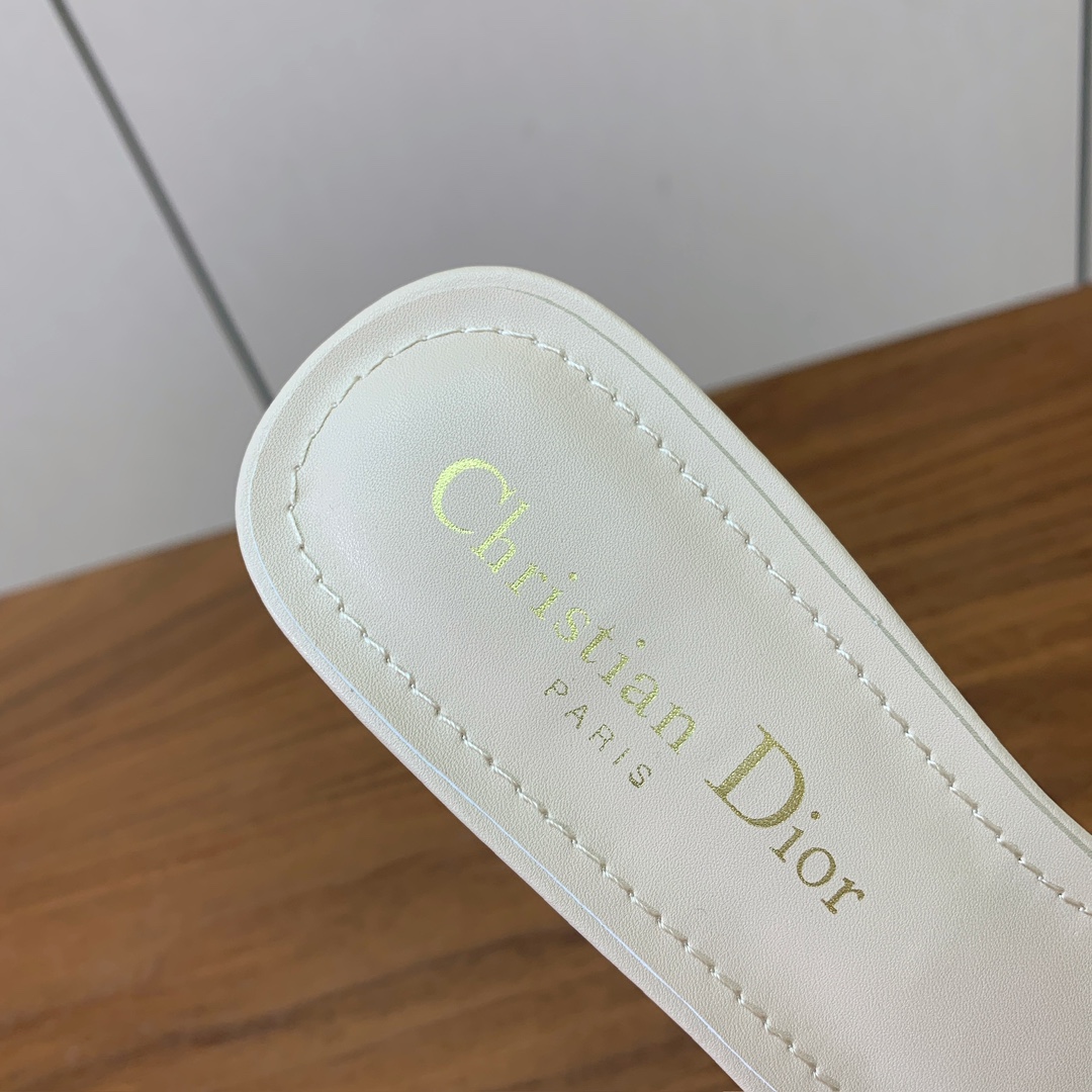 【 D*or】刺绣拖鞋系列。小清新风带点贵气的感觉。无论各种配件材质，都是独家一比一定制。材质：鞋面牛皮