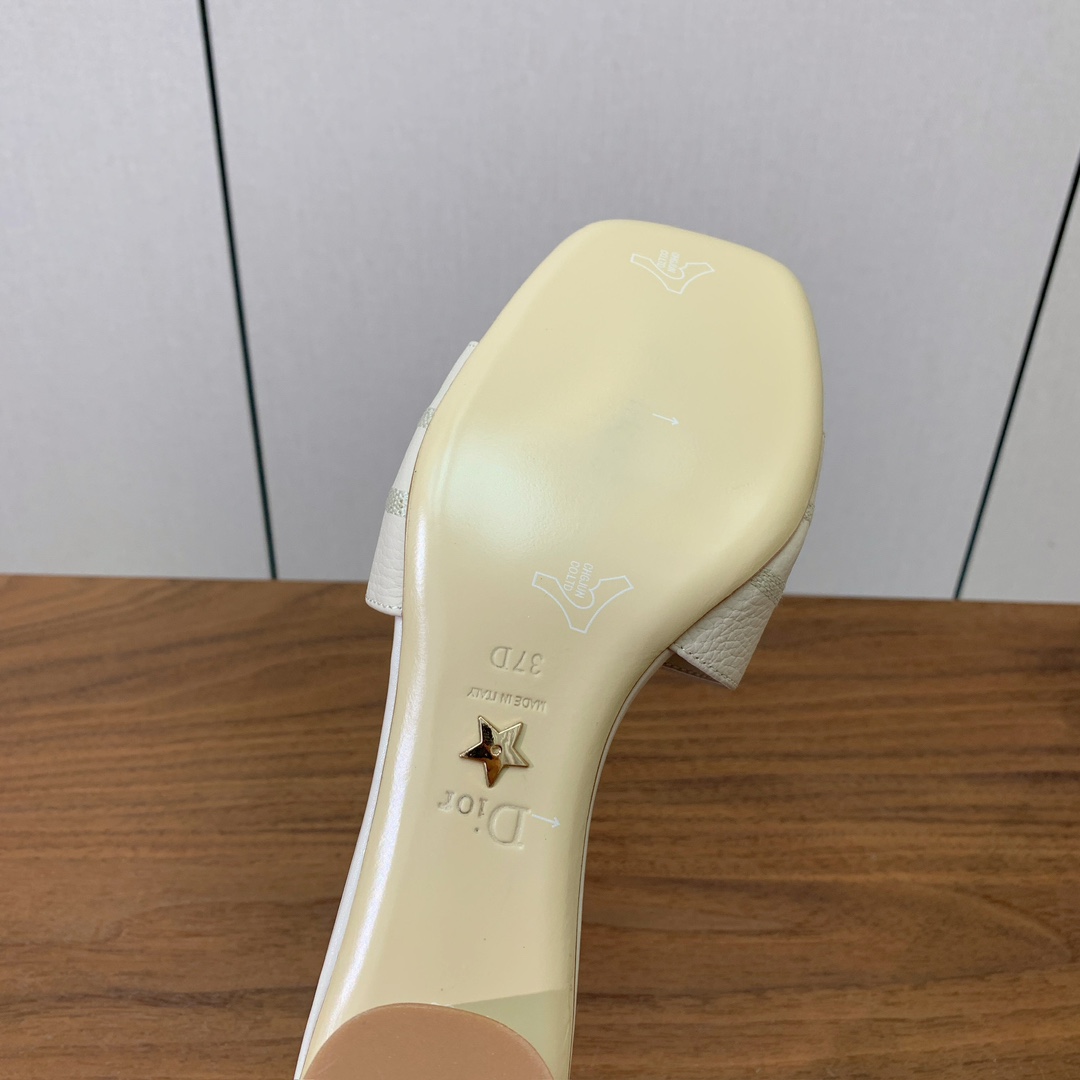 【 D*or】刺绣拖鞋系列。小清新风带点贵气的感觉。无论各种配件材质，都是独家一比一定制。材质：鞋面牛皮