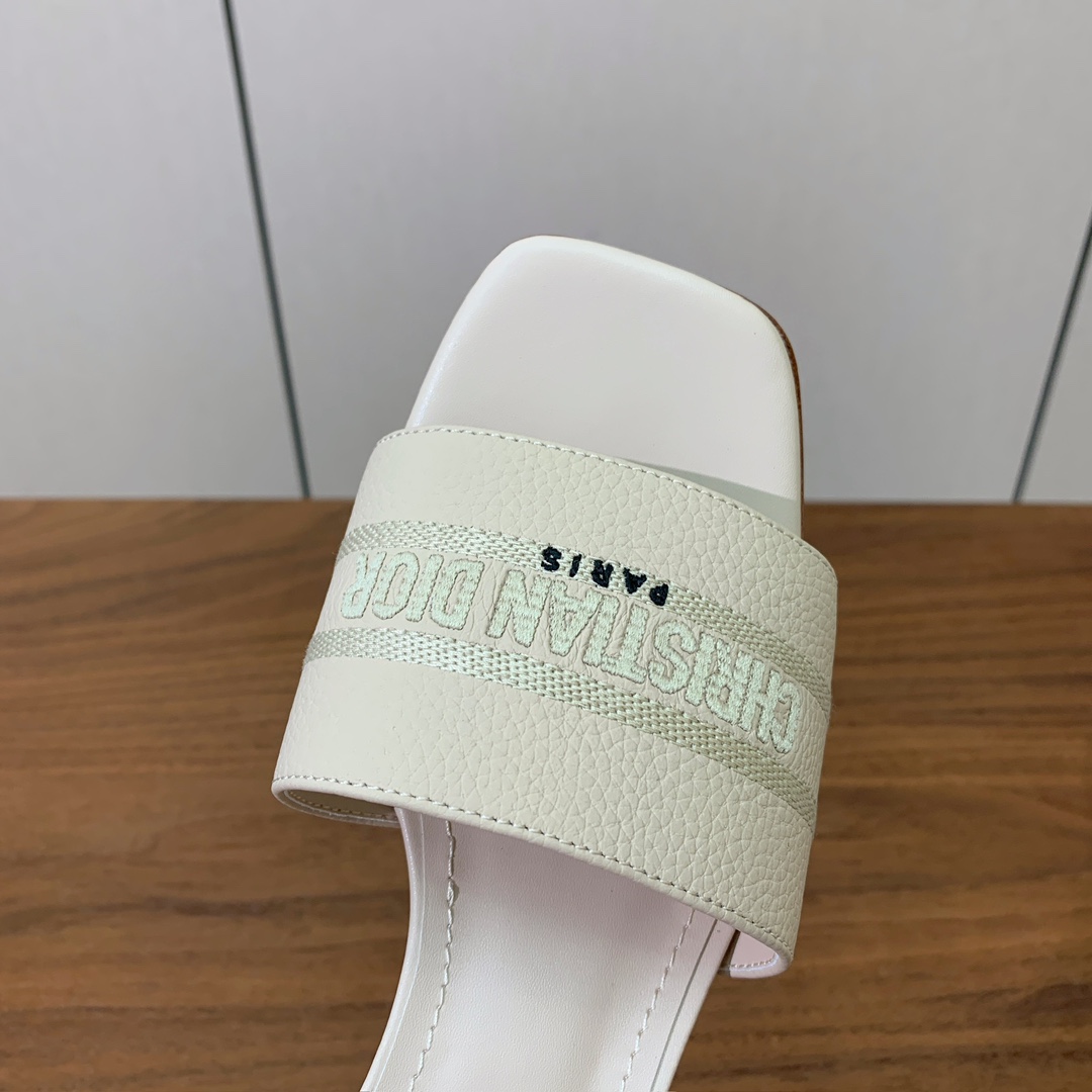 【 D*or】刺绣拖鞋系列。小清新风带点贵气的感觉。无论各种配件材质，都是独家一比一定制。材质：鞋面牛皮