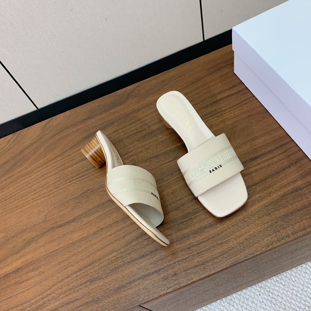 【 D*or】刺绣拖鞋系列。小清新风带点贵气的感觉。无论各种配件材质，都是独家一比一定制。材质：鞋面牛皮