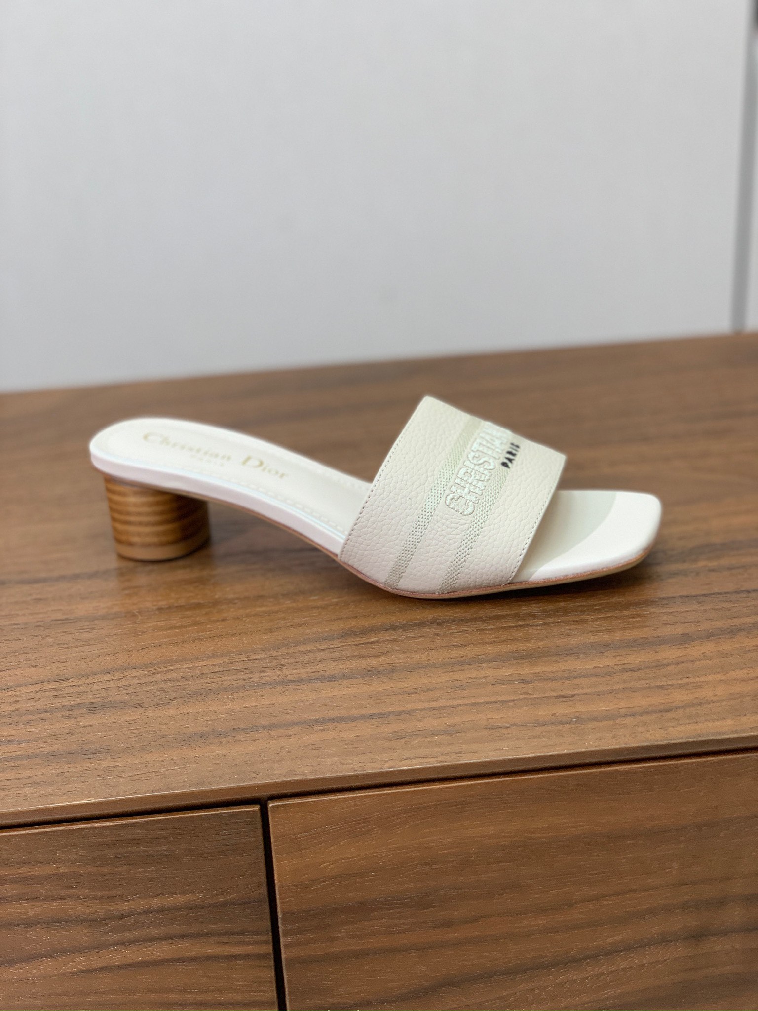 【 D*or】刺绣拖鞋系列。小清新风带点贵气的感觉。无论各种配件材质，都是独家一比一定制。材质：鞋面牛皮