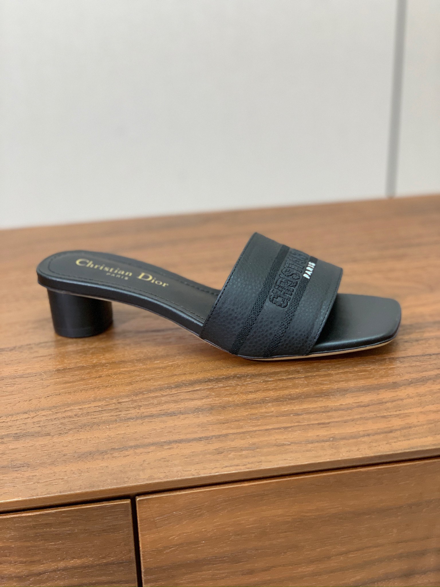 【 D*or】刺绣拖鞋系列。小清新风带点贵气的感觉。无论各种配件材质，都是独家一比一定制。材质：鞋面牛皮