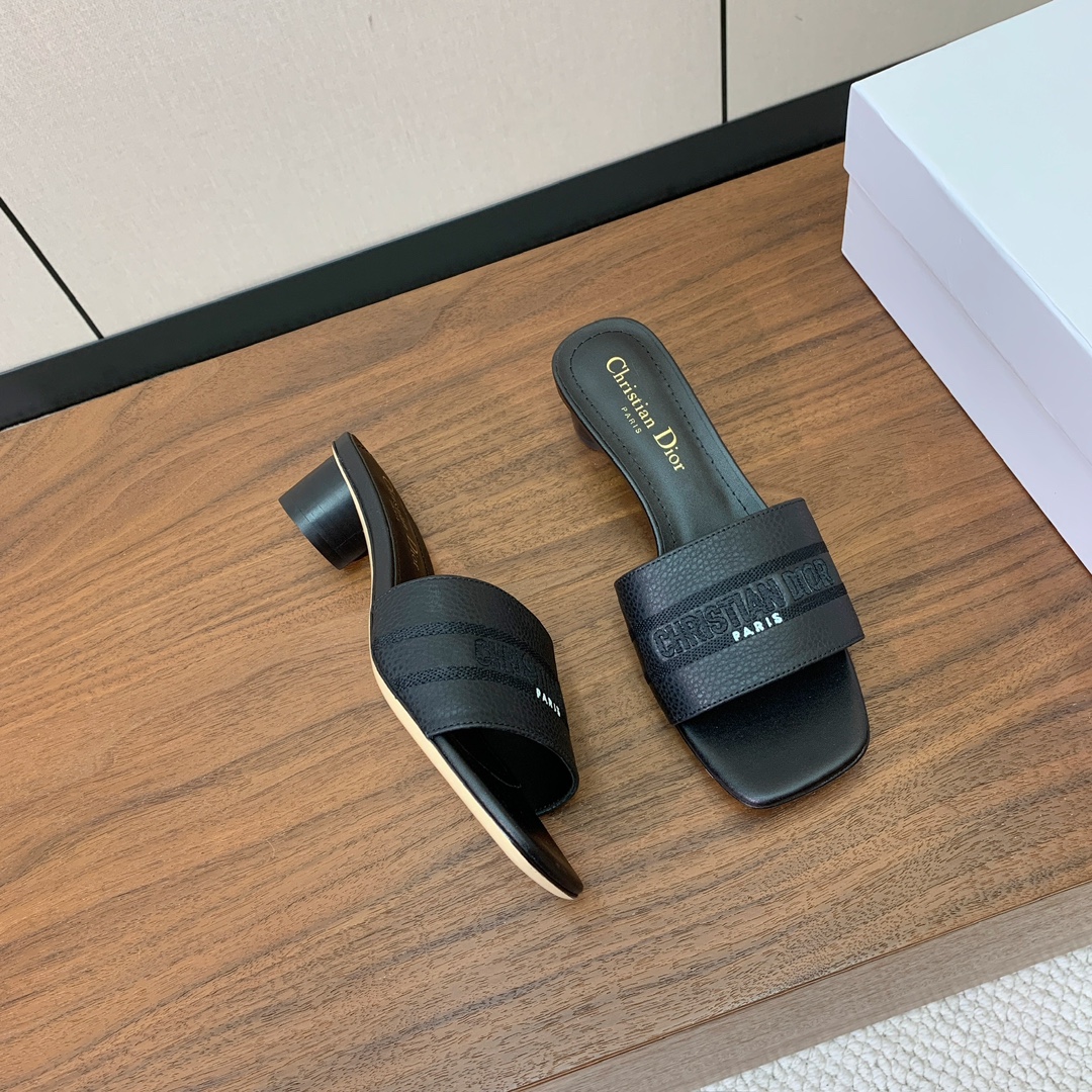 【 D*or】刺绣拖鞋系列。小清新风带点贵气的感觉。无论各种配件材质，都是独家一比一定制。材质：鞋面牛皮