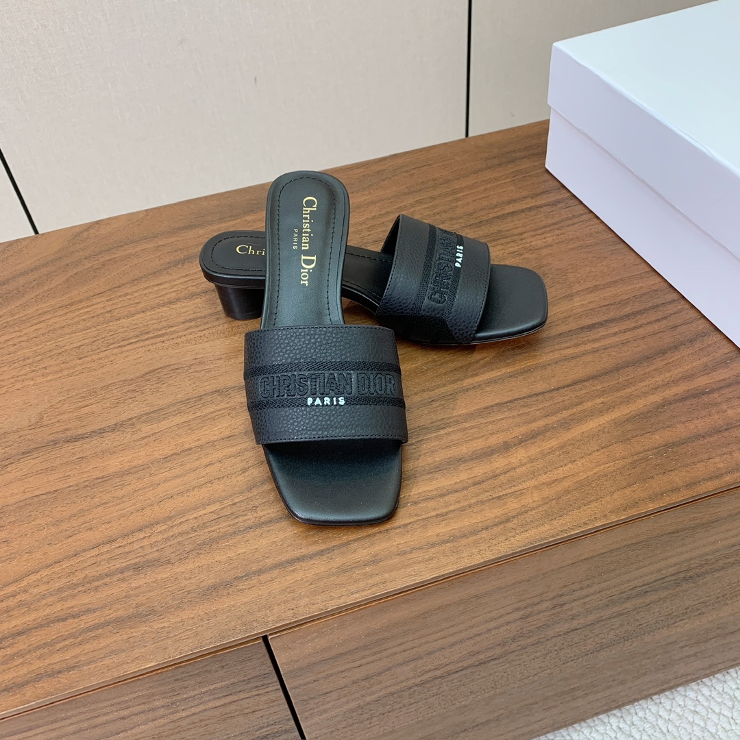 【 D*or】刺绣拖鞋系列。小清新风带点贵气的感觉。无论各种配件材质，都是独家一比一定制。材质：鞋面牛皮