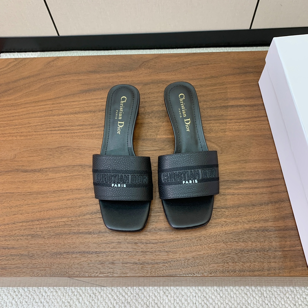 【 D*or】刺绣拖鞋系列。小清新风带点贵气的感觉。无论各种配件材质，都是独家一比一定制。材质：鞋面牛皮