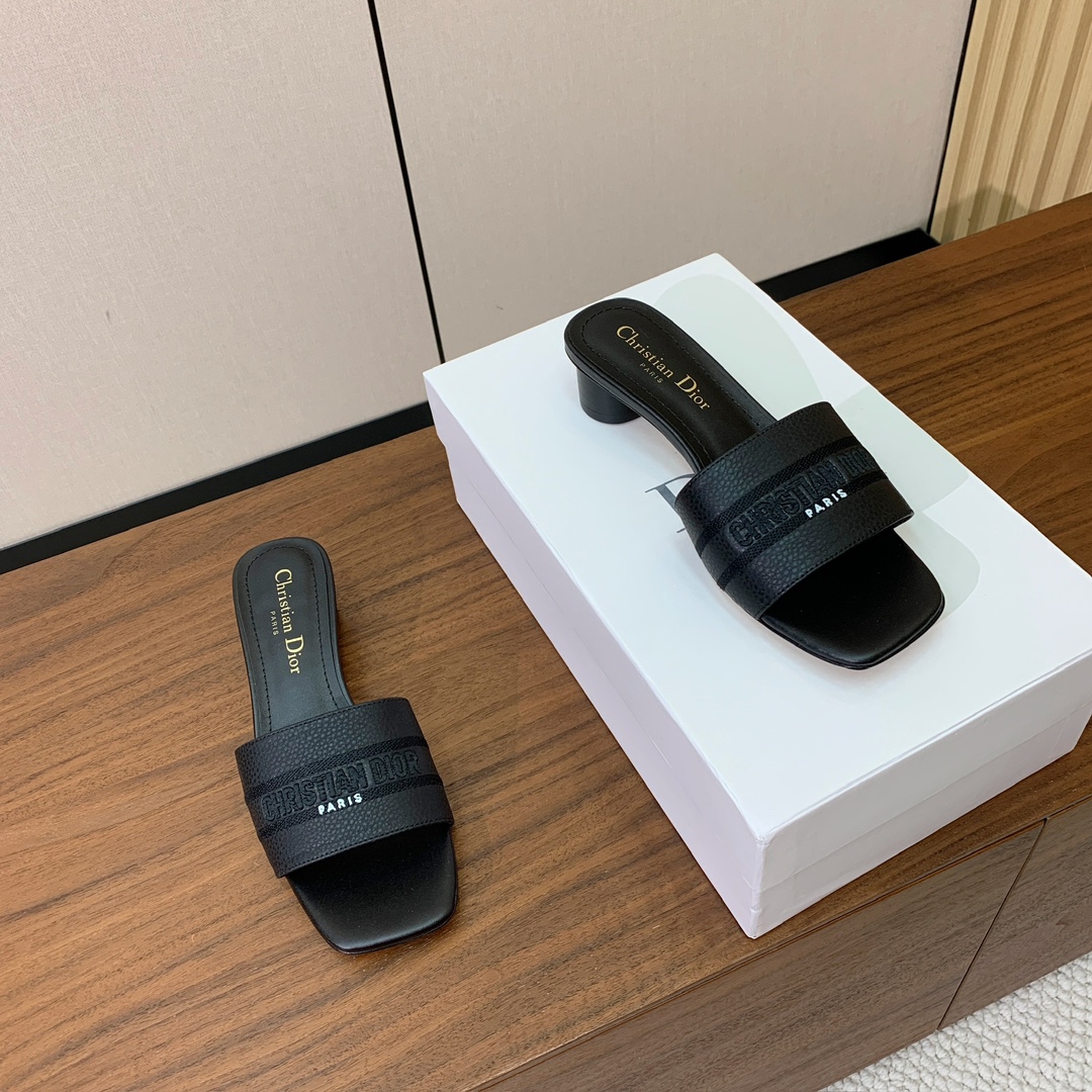 【 D*or】刺绣拖鞋系列。小清新风带点贵气的感觉。无论各种配件材质，都是独家一比一定制。材质：鞋面牛皮