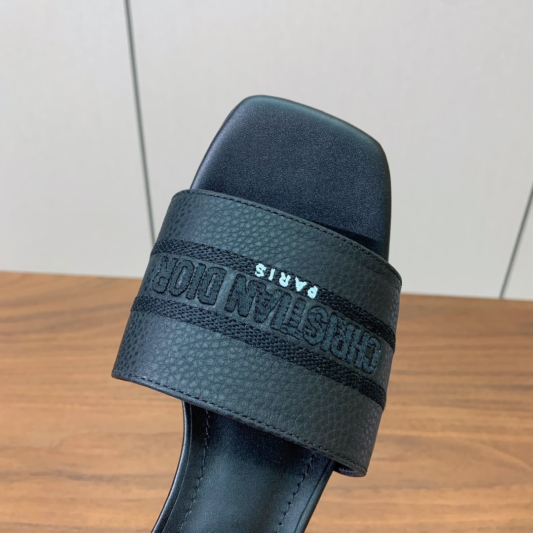 【 D*or】刺绣拖鞋系列。小清新风带点贵气的感觉。无论各种配件材质，都是独家一比一定制。材质：鞋面牛皮