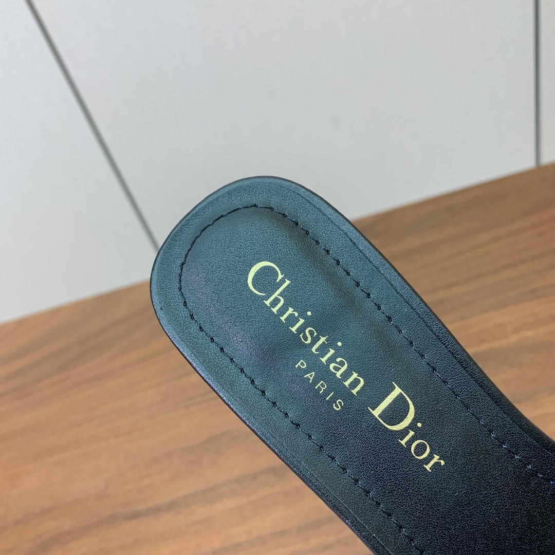 【 D*or】刺绣拖鞋系列。小清新风带点贵气的感觉。无论各种配件材质，都是独家一比一定制。材质：鞋面牛皮