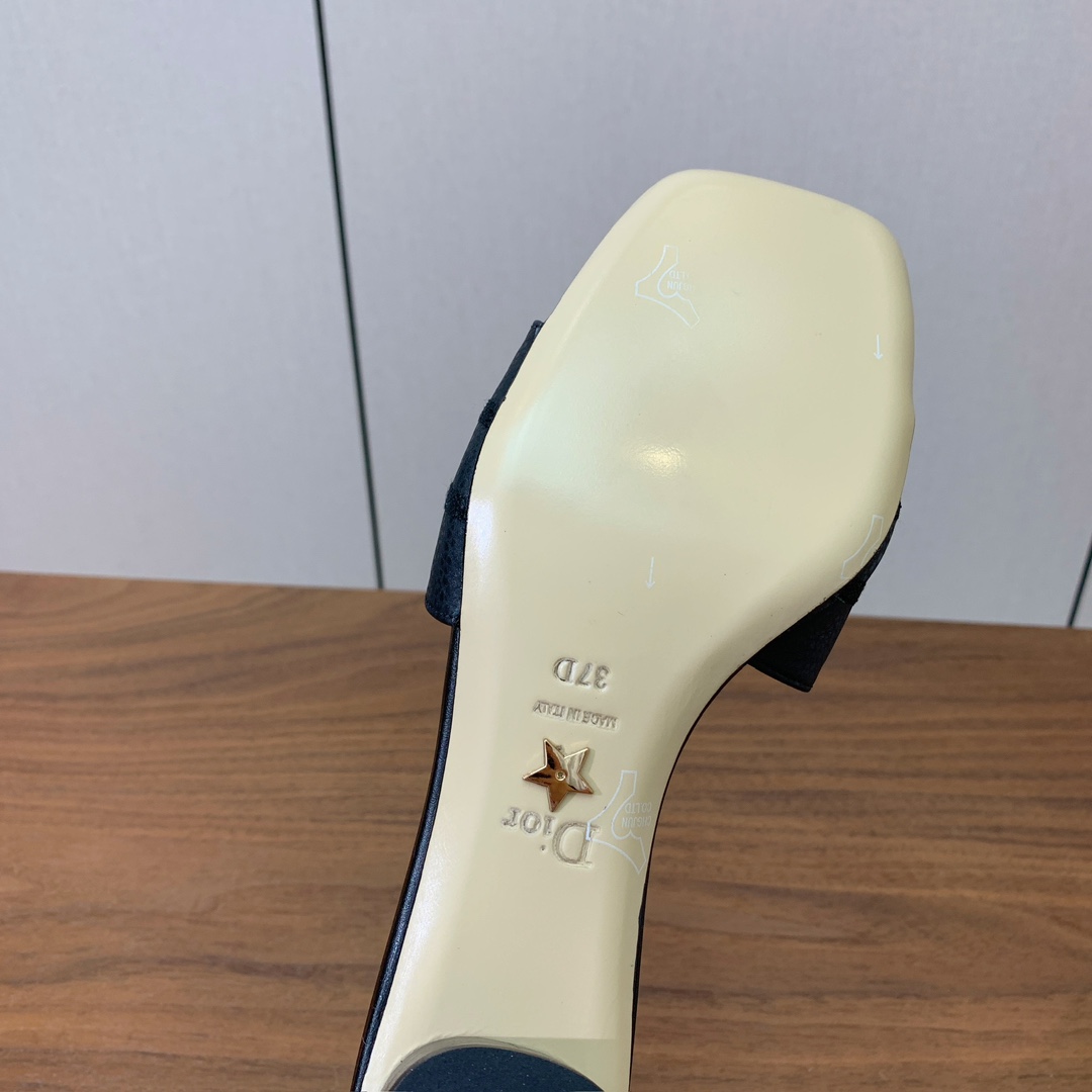 【 D*or】刺绣拖鞋系列。小清新风带点贵气的感觉。无论各种配件材质，都是独家一比一定制。材质：鞋面牛皮