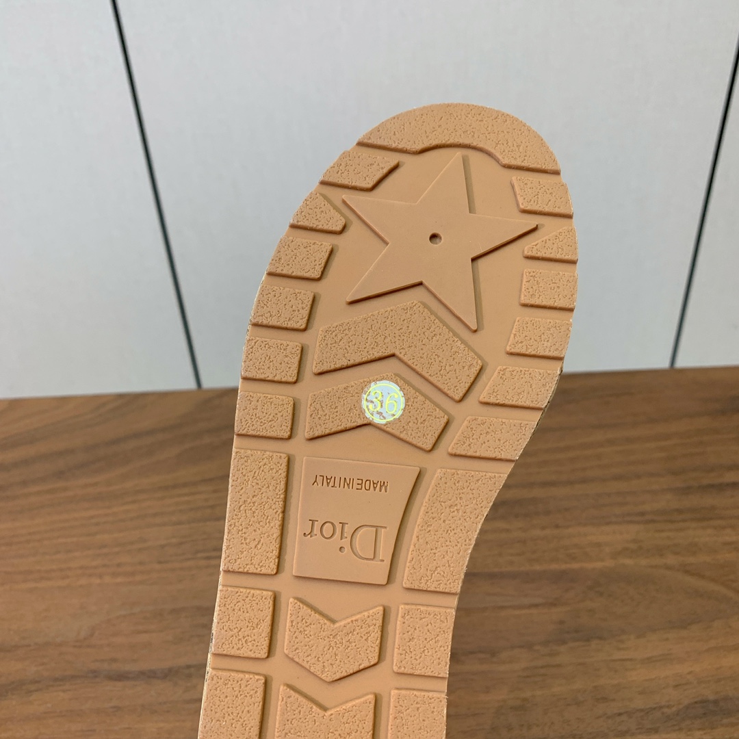 【 D*or】刺绣拖鞋系列。小清新风带点贵气的感觉。无论各种配件材质，都是独家一比一定制。材质：鞋面牛皮