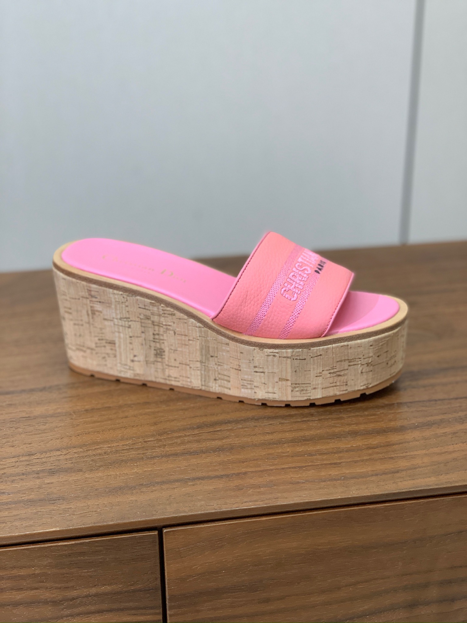 【 D*or】刺绣拖鞋系列。小清新风带点贵气的感觉。无论各种配件材质，都是独家一比一定制。材质：鞋面牛皮