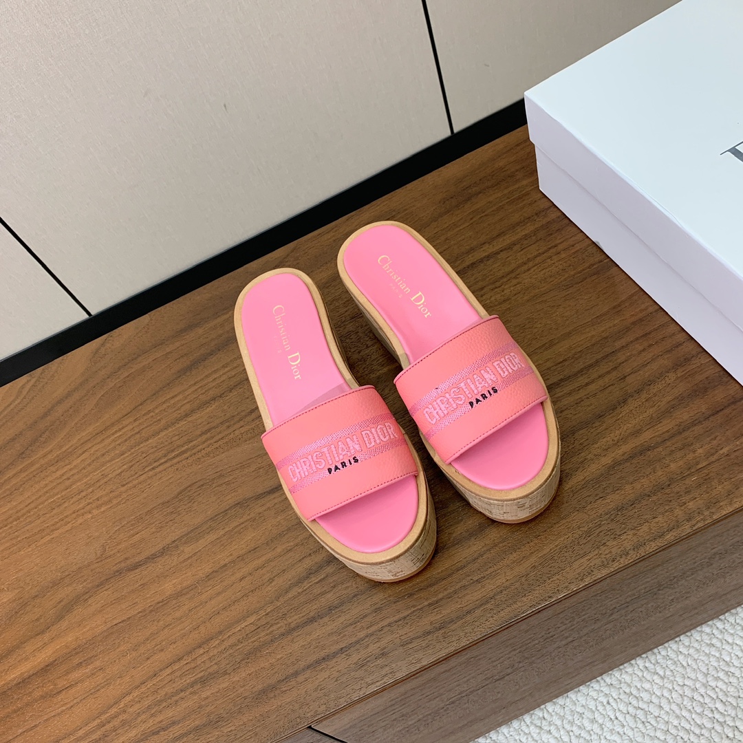 【 D*or】刺绣拖鞋系列。小清新风带点贵气的感觉。无论各种配件材质，都是独家一比一定制。材质：鞋面牛皮