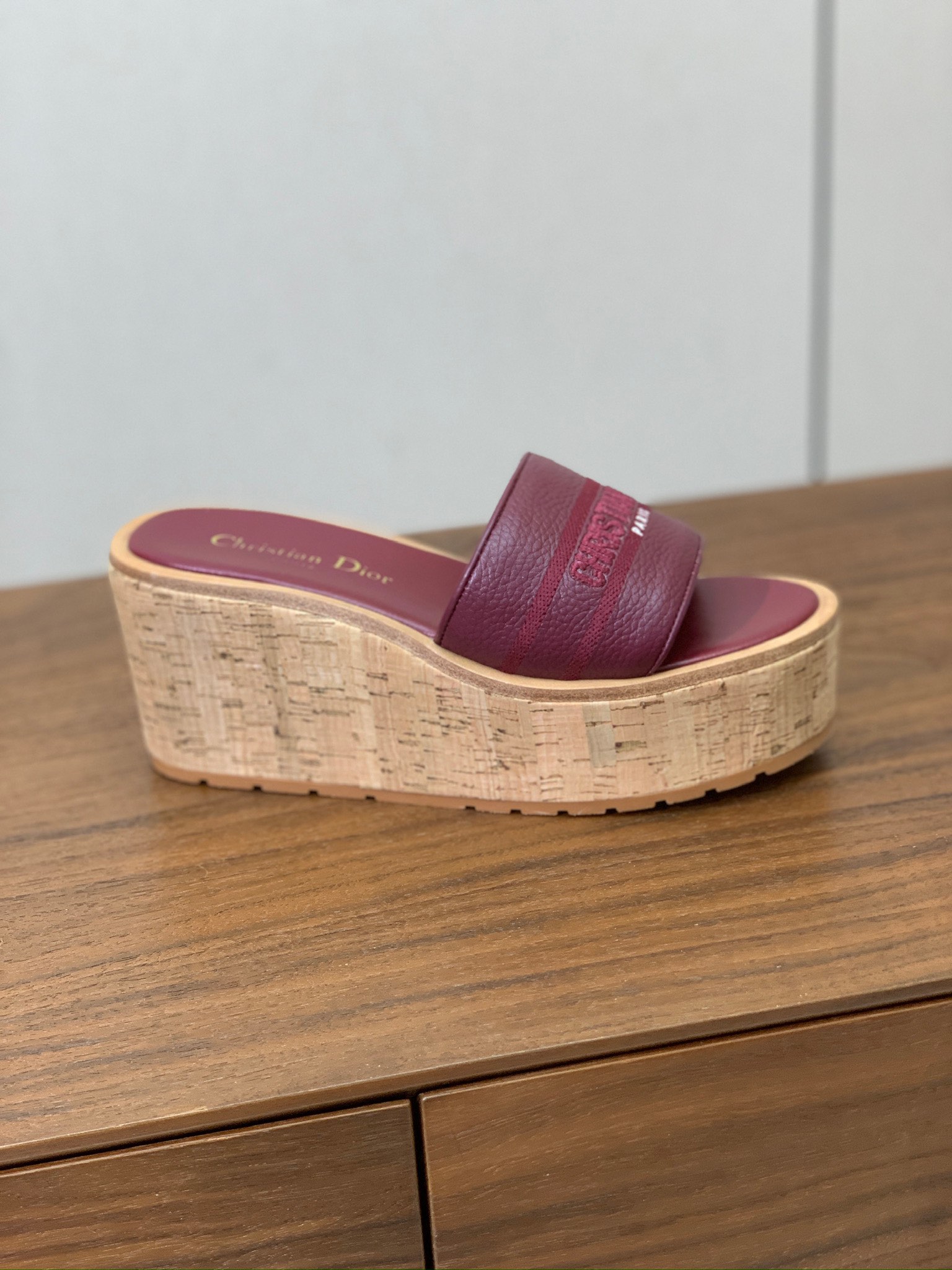 【 D*or】刺绣拖鞋系列。小清新风带点贵气的感觉。无论各种配件材质，都是独家一比一定制。材质：鞋面牛皮