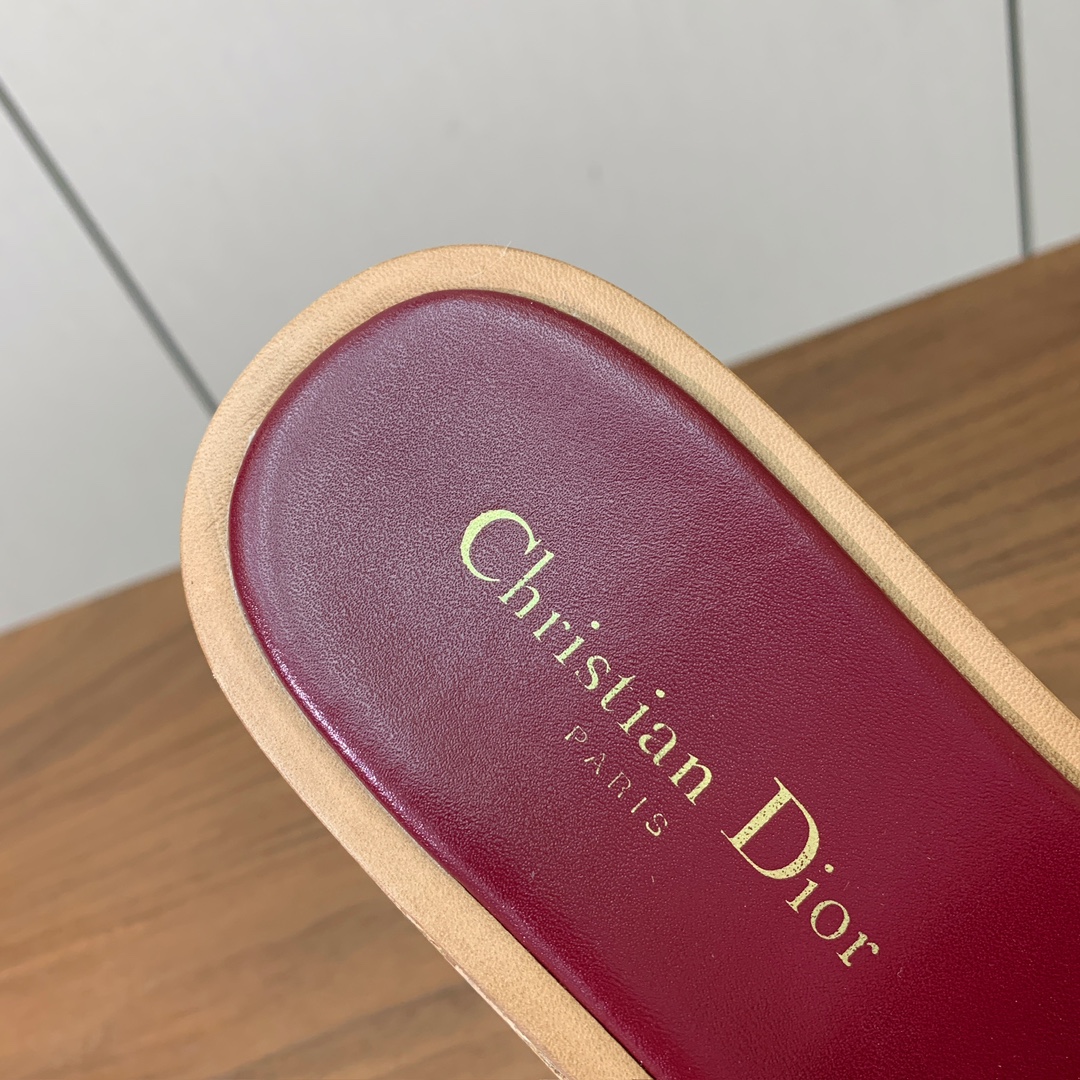 【 D*or】刺绣拖鞋系列。小清新风带点贵气的感觉。无论各种配件材质，都是独家一比一定制。材质：鞋面牛皮