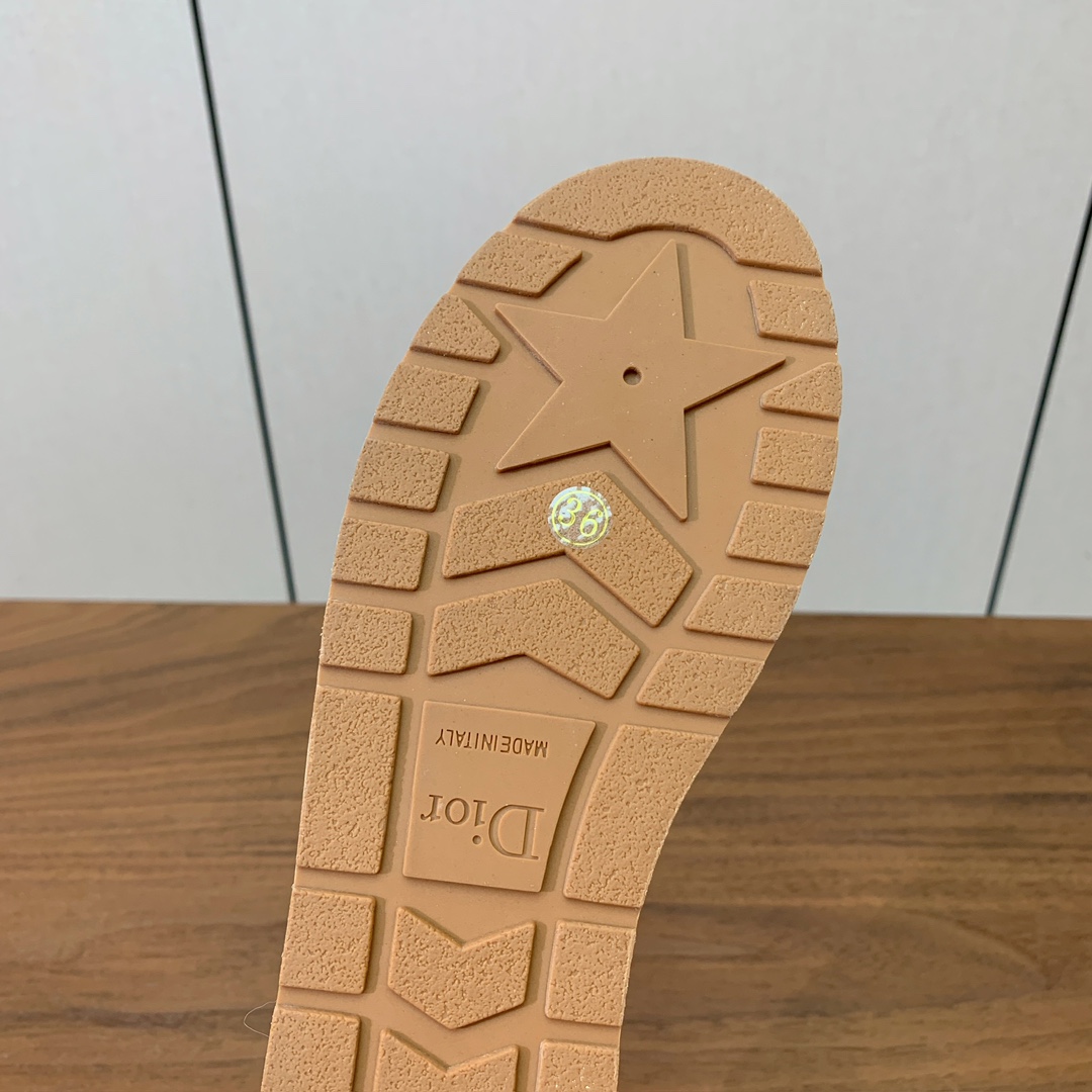 【 D*or】刺绣拖鞋系列。小清新风带点贵气的感觉。无论各种配件材质，都是独家一比一定制。材质：鞋面牛皮