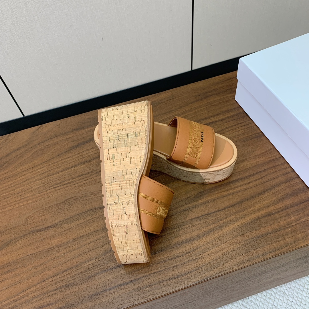 【 D*or】刺绣拖鞋系列。小清新风带点贵气的感觉。无论各种配件材质，都是独家一比一定制。材质：鞋面牛皮