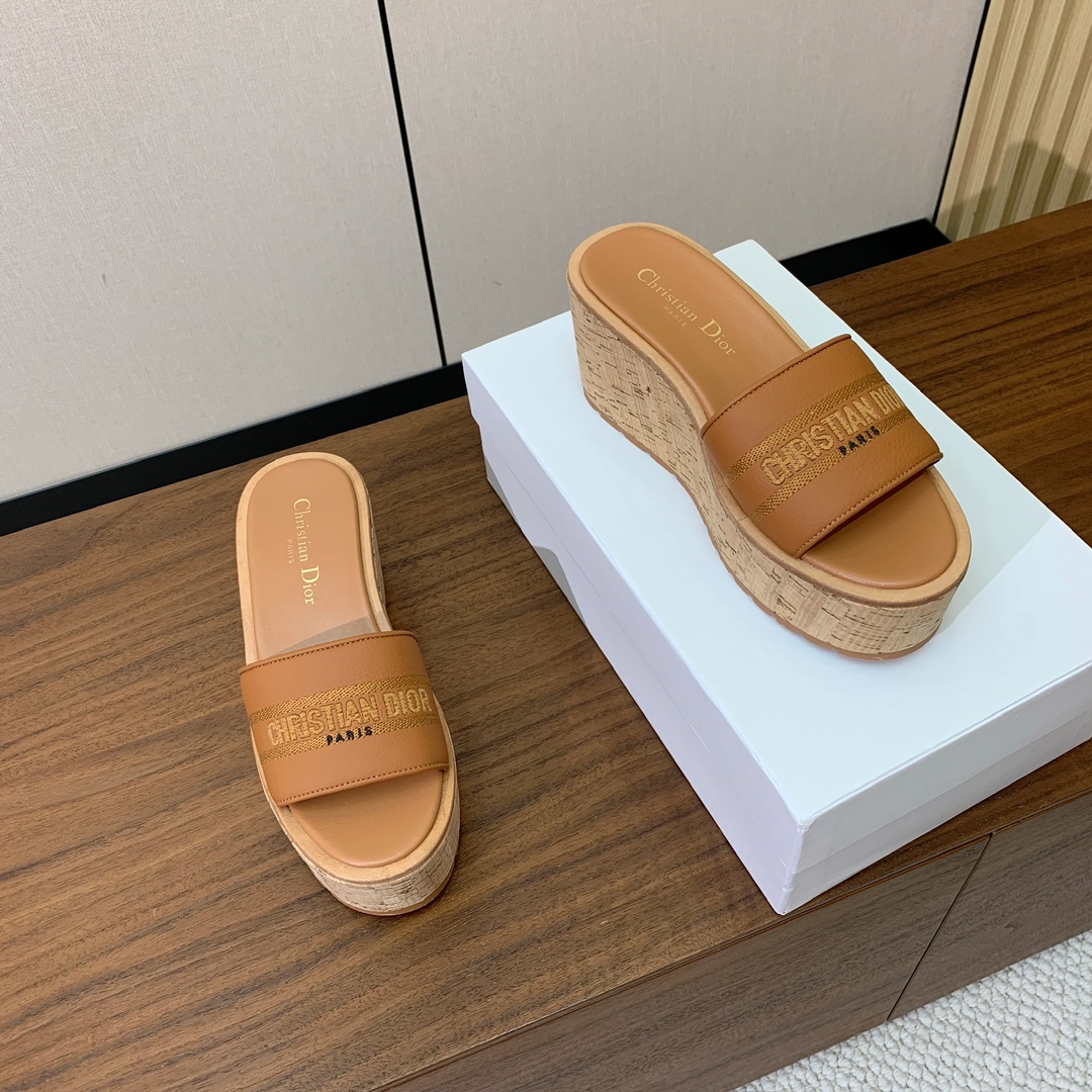 【 D*or】刺绣拖鞋系列。小清新风带点贵气的感觉。无论各种配件材质，都是独家一比一定制。材质：鞋面牛皮