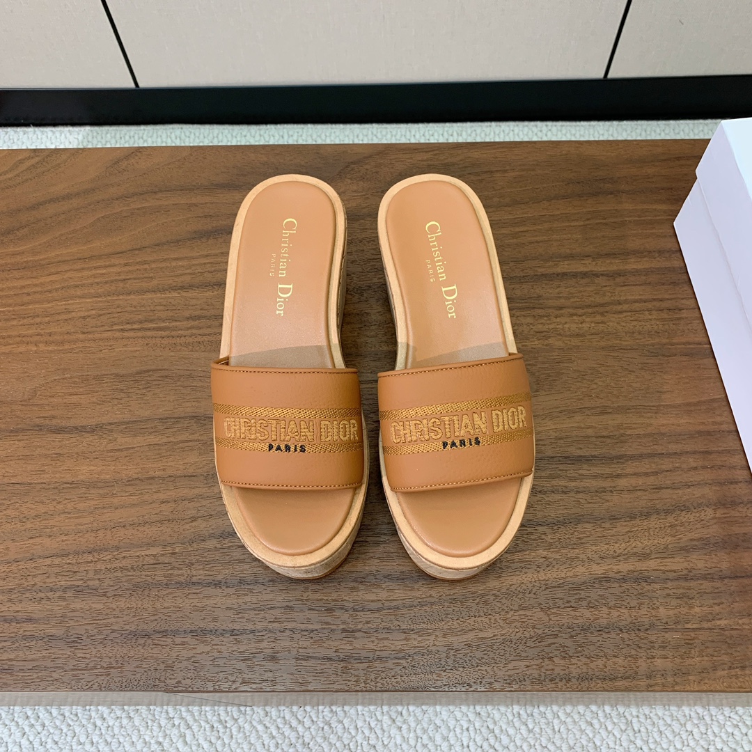 【 D*or】刺绣拖鞋系列。小清新风带点贵气的感觉。无论各种配件材质，都是独家一比一定制。材质：鞋面牛皮