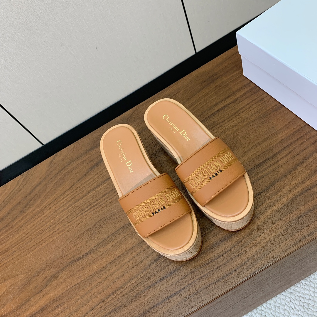 【 D*or】刺绣拖鞋系列。小清新风带点贵气的感觉。无论各种配件材质，都是独家一比一定制。材质：鞋面牛皮