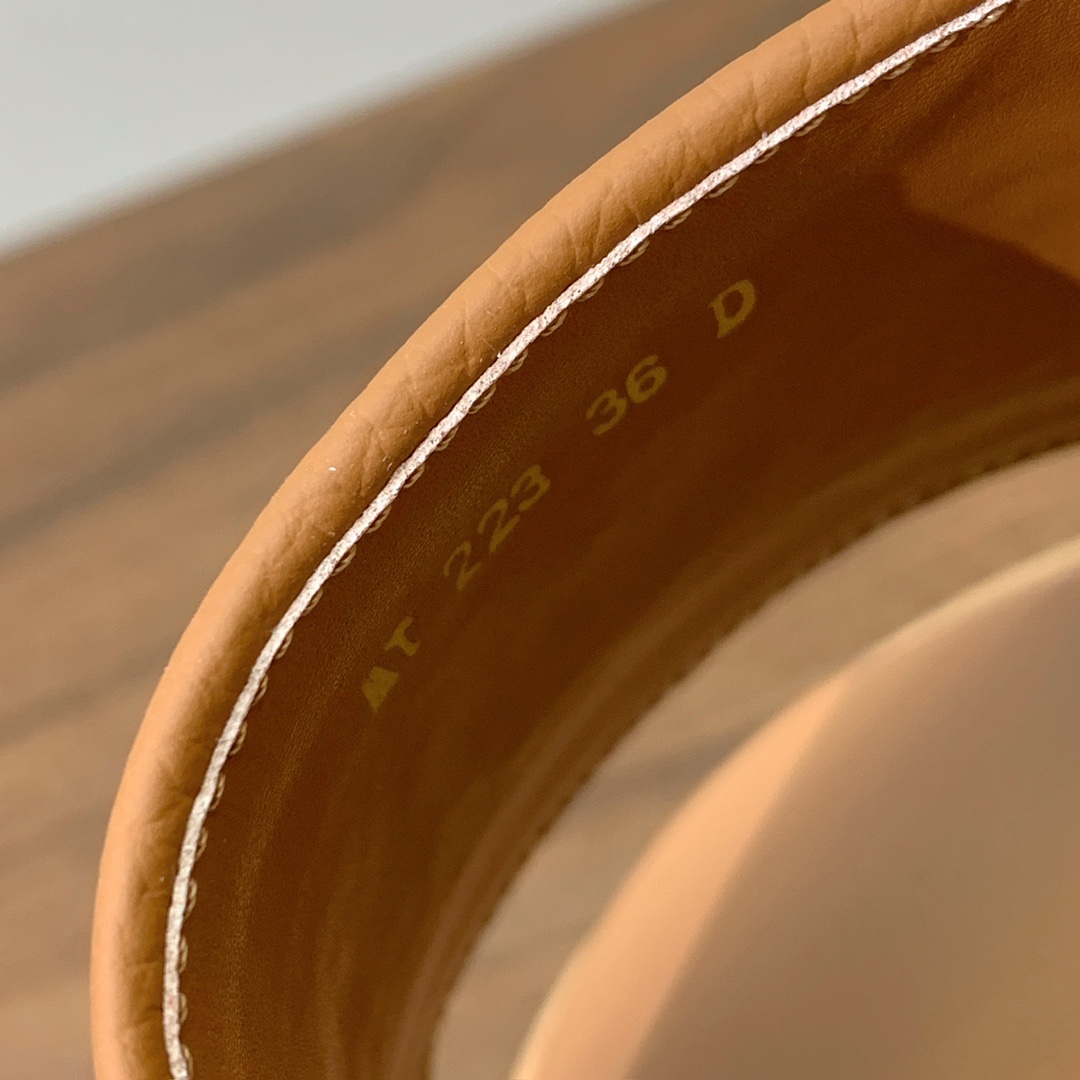 【 D*or】刺绣拖鞋系列。小清新风带点贵气的感觉。无论各种配件材质，都是独家一比一定制。材质：鞋面牛皮