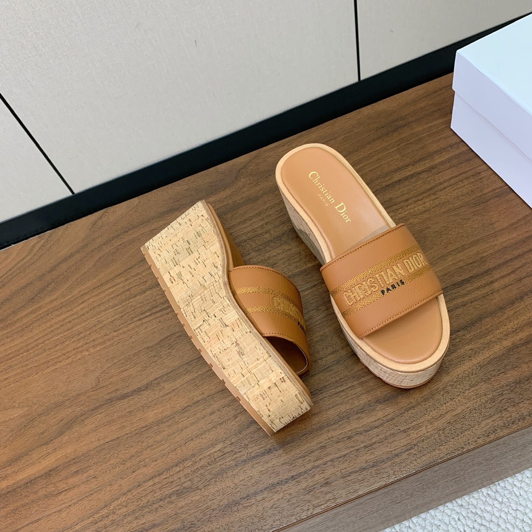 【 D*or】刺绣拖鞋系列。小清新风带点贵气的感觉。无论各种配件材质，都是独家一比一定制。材质：鞋面牛皮