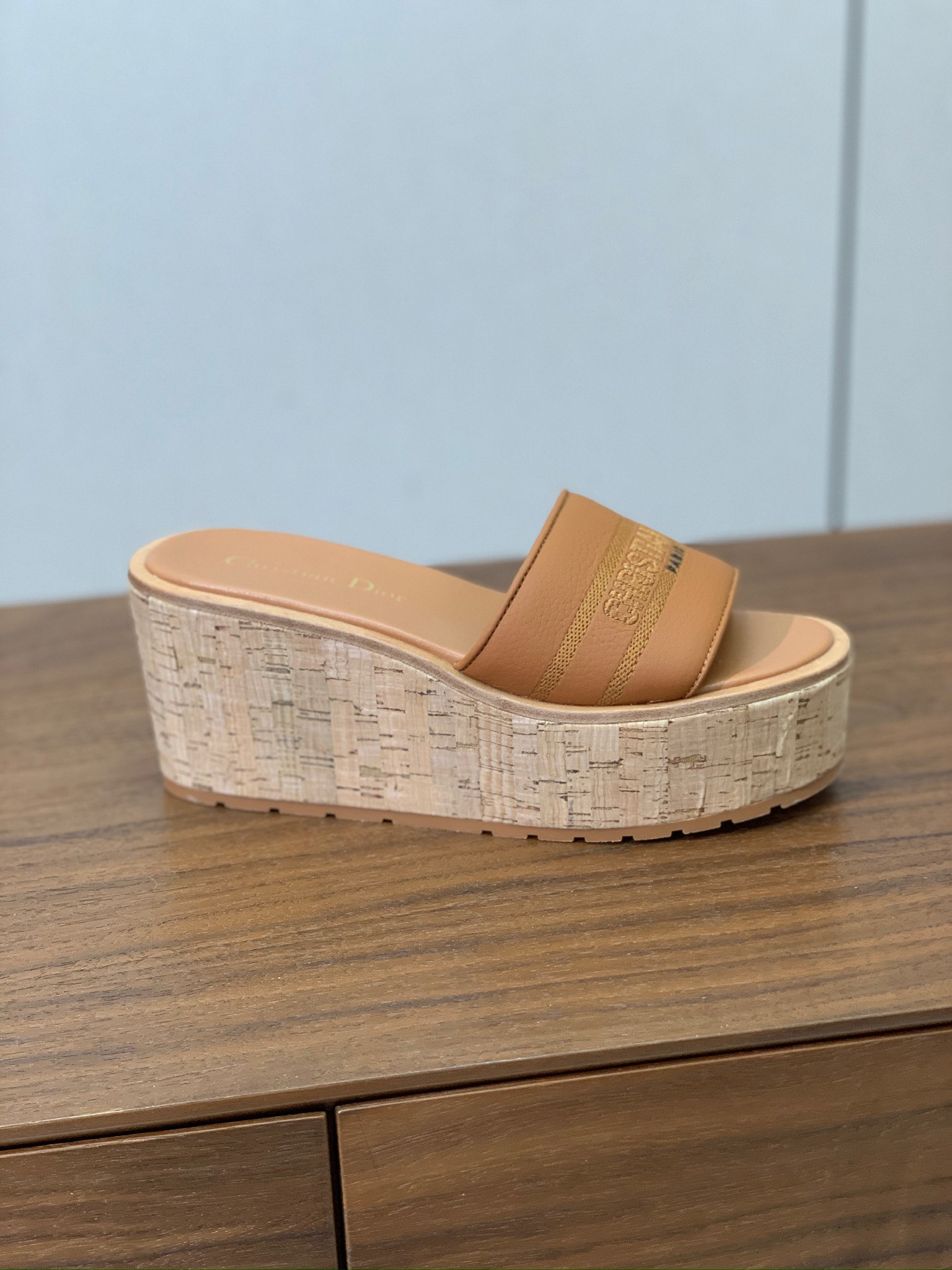 【 D*or】刺绣拖鞋系列。小清新风带点贵气的感觉。无论各种配件材质，都是独家一比一定制。材质：鞋面牛皮