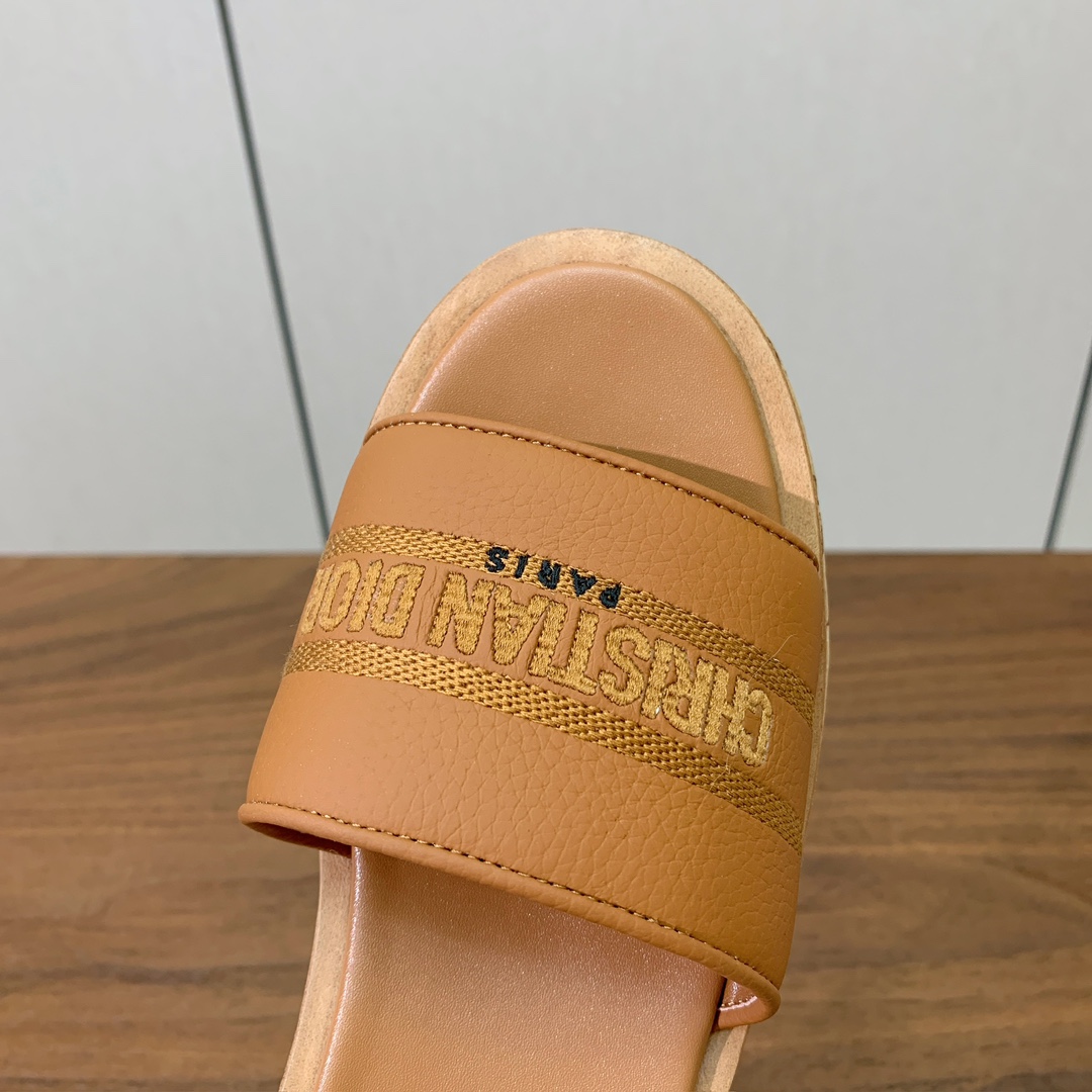 【 D*or】刺绣拖鞋系列。小清新风带点贵气的感觉。无论各种配件材质，都是独家一比一定制。材质：鞋面牛皮